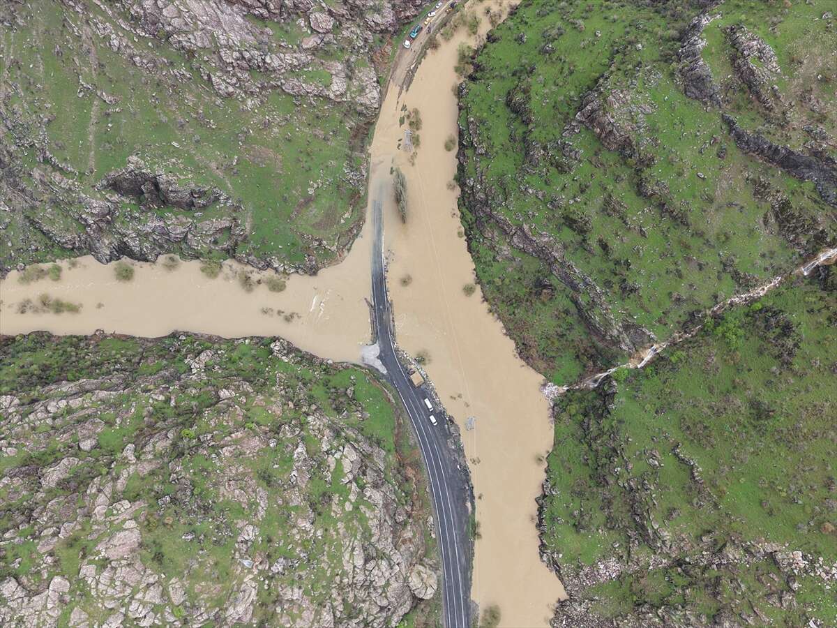 Yeni bir sel ve yol vakası daha! Dere taştı, kara yolu sular altında kaldı 9